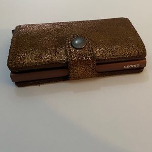 SECRID WALLET HOLDS LOADS OF CARDS
